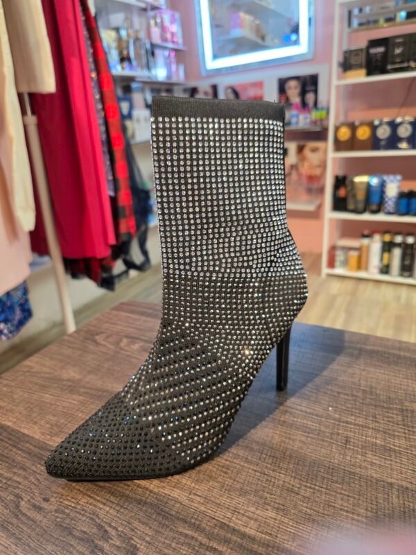 BOTAS NEGRAS CON PIEDRAS SIZE 7,8