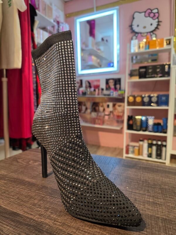 BOTAS NEGRAS CON PIEDRAS SIZE 7,8