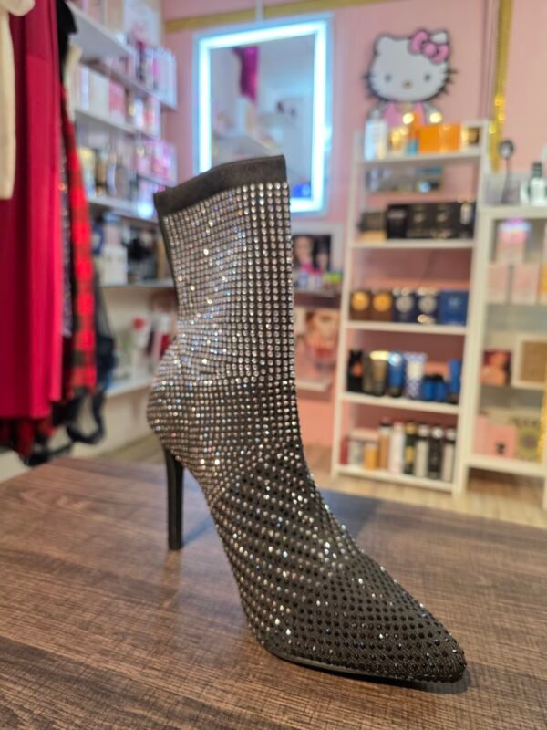 BOTAS NEGRAS CON PIEDRAS SIZE 7,8