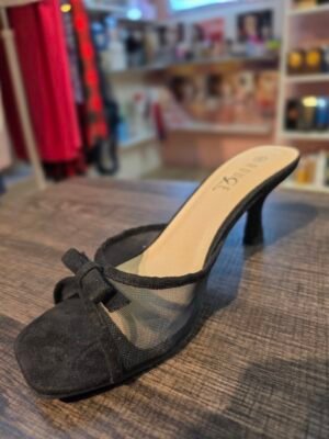 ZAPATILLAS NEGRAS MEDIO TACO SIZE 8