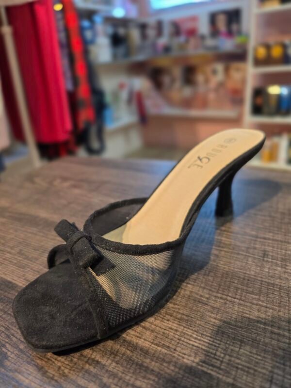 ZAPATILLAS NEGRAS MEDIO TACO SIZE 8